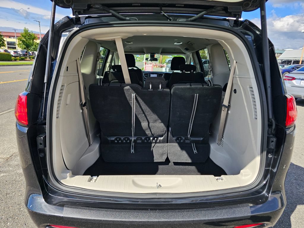 Used 2022 Chrysler Voyager LX FWD image 11