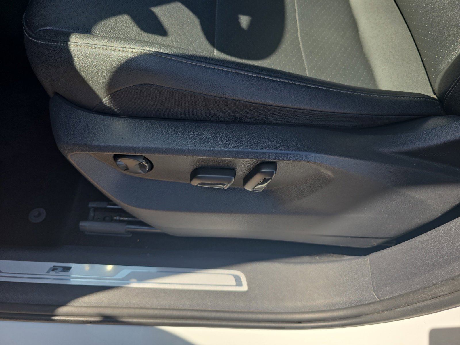 Used 2019 Volkswagen Tiguan SEL Premium R-Line FWD image 14