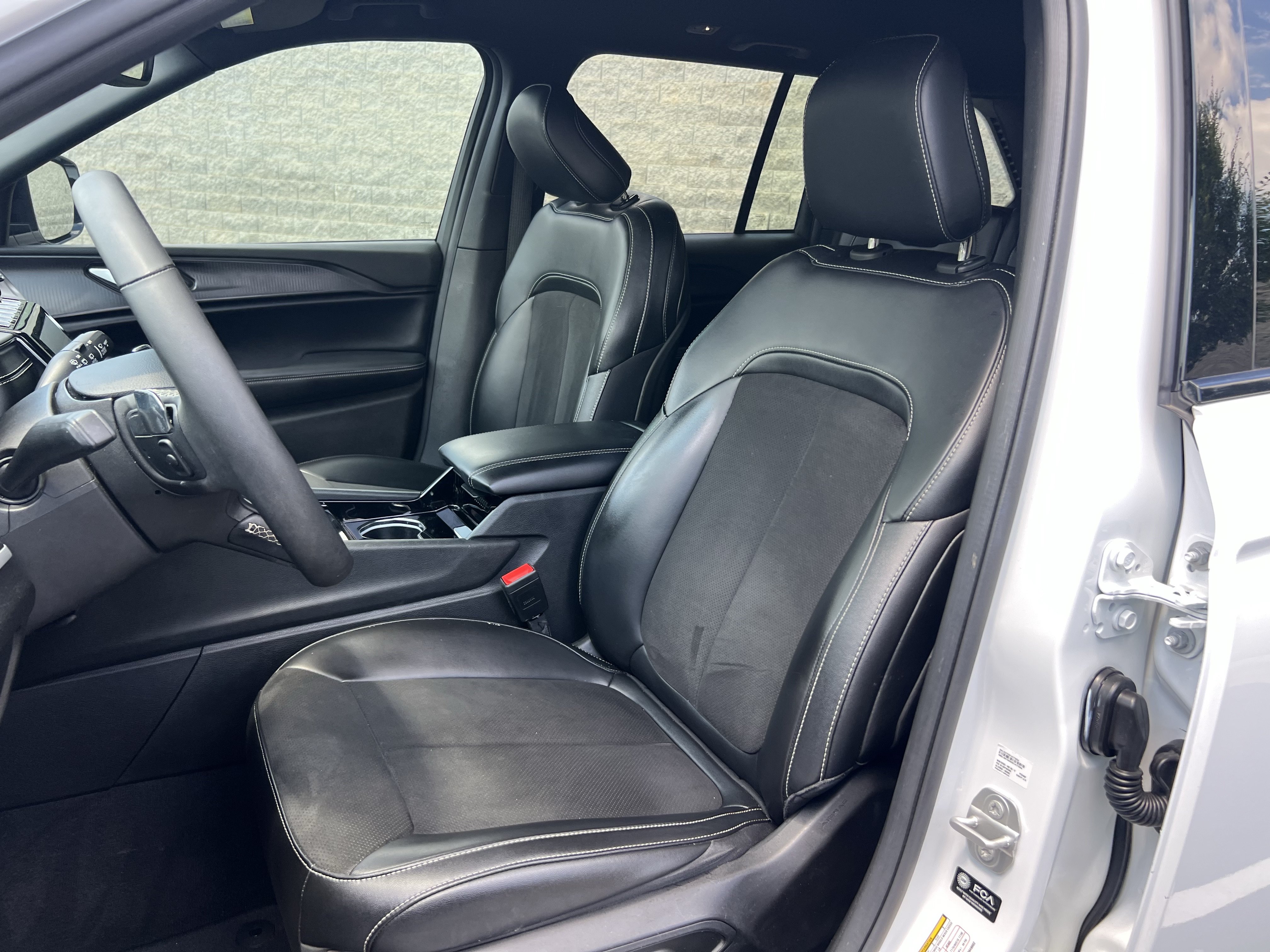 Used 2023 Jeep Grand Cherokee Altitude RWD image 17