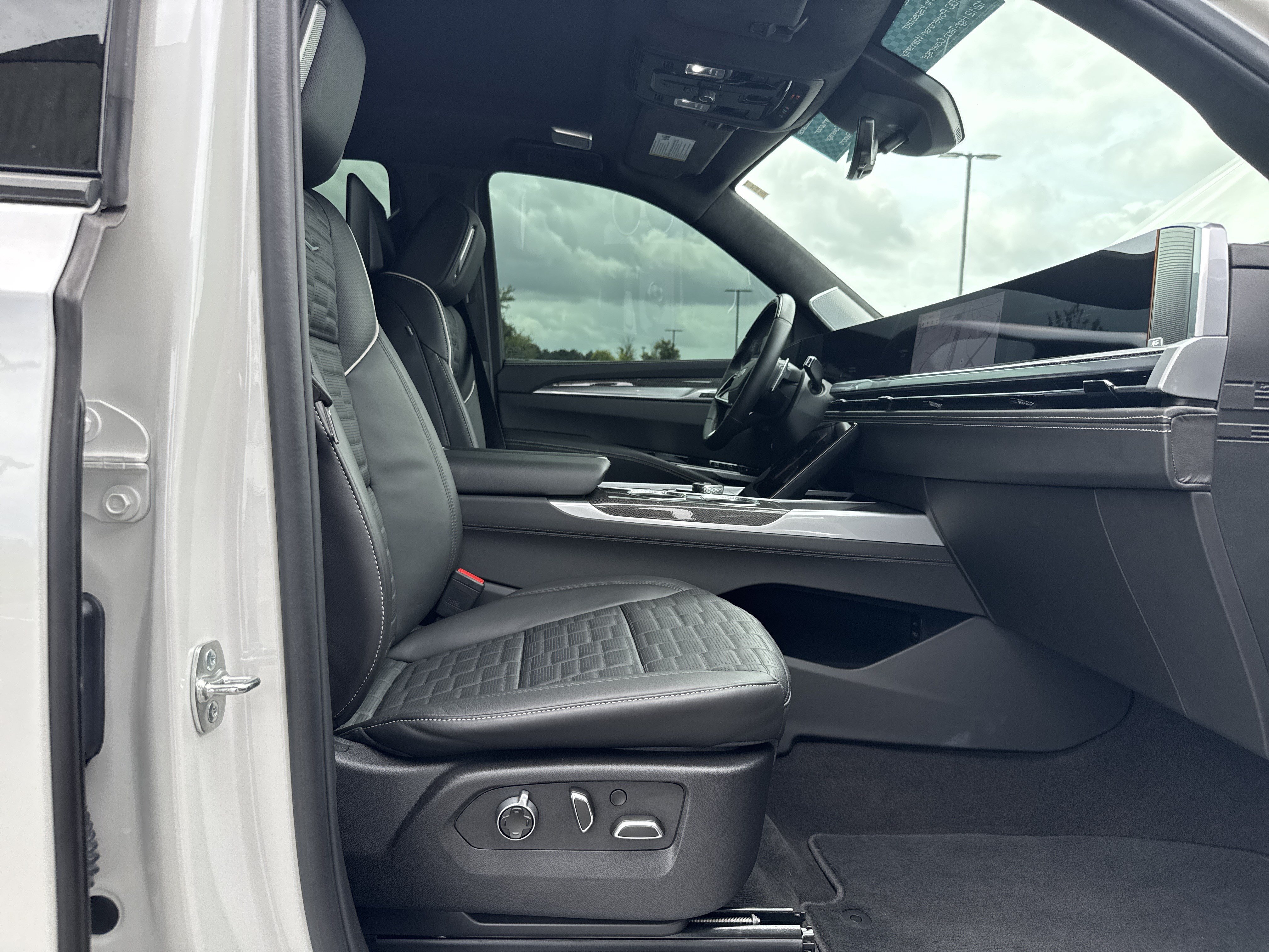 Used 2025 Cadillac Escalade V w/ LPO, ONYX Package AWD/4WD image 36