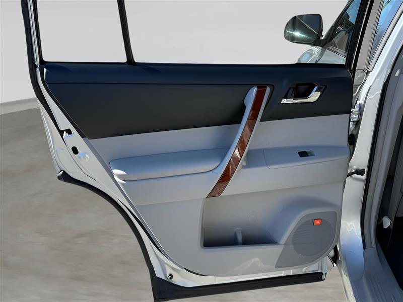 Used 2013 Toyota Highlander Limited image 25