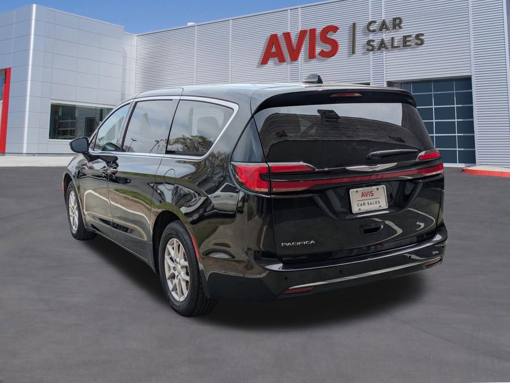 Used 2025 Chrysler Pacifica Select image 9