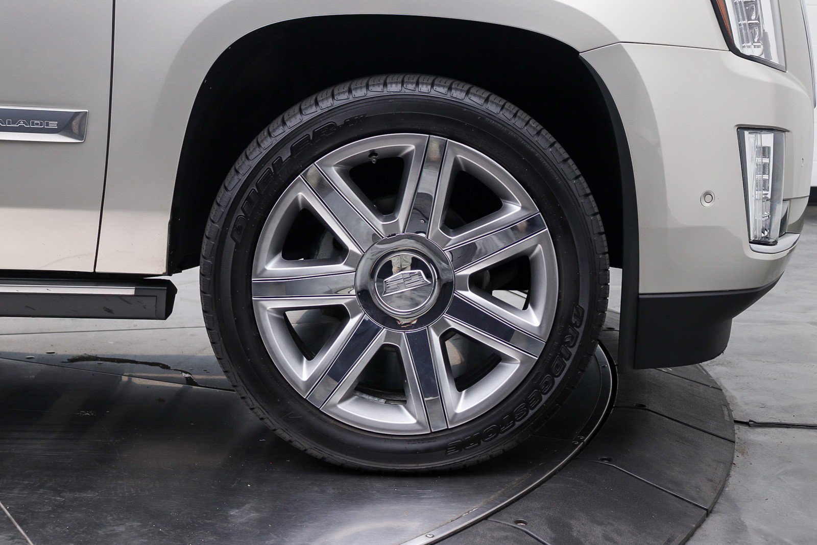 Used 2017 Cadillac Escalade Premium Luxury AWD/4WD image 21