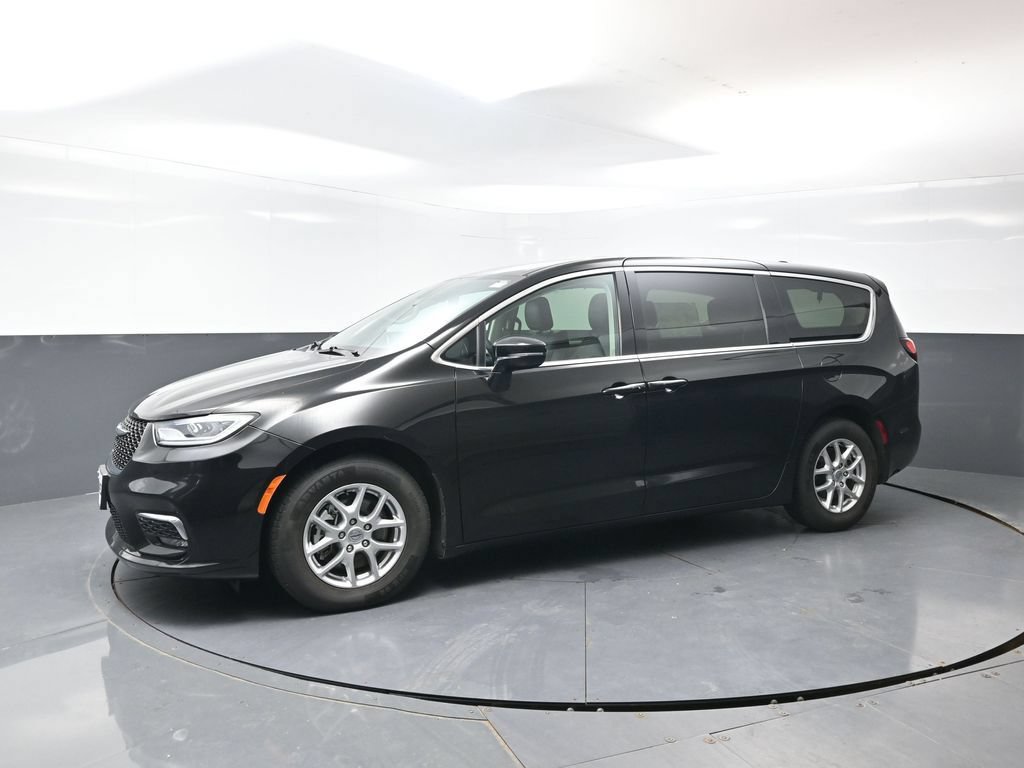 Used 2024 Chrysler Pacifica Touring-L FWD image 9