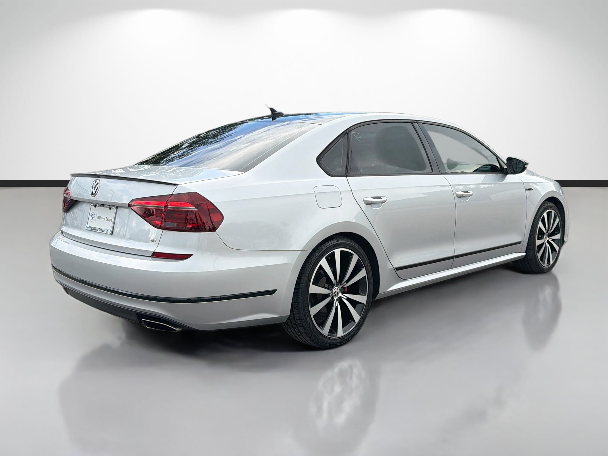 Used 2018 Volkswagen Passat GT FWD image 3