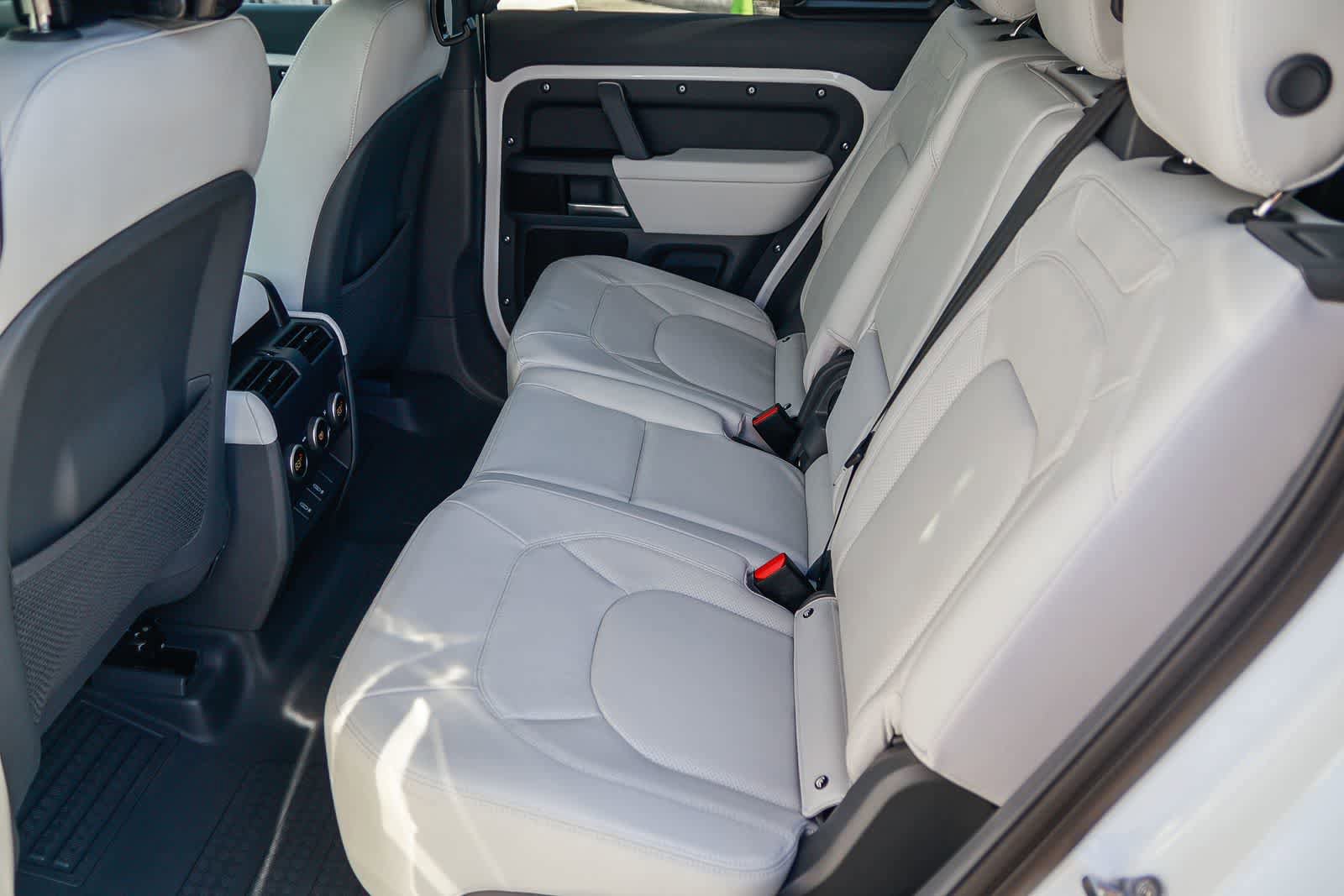 New 2026 Land Rover Defender 110 X-Dynamic SE image 18