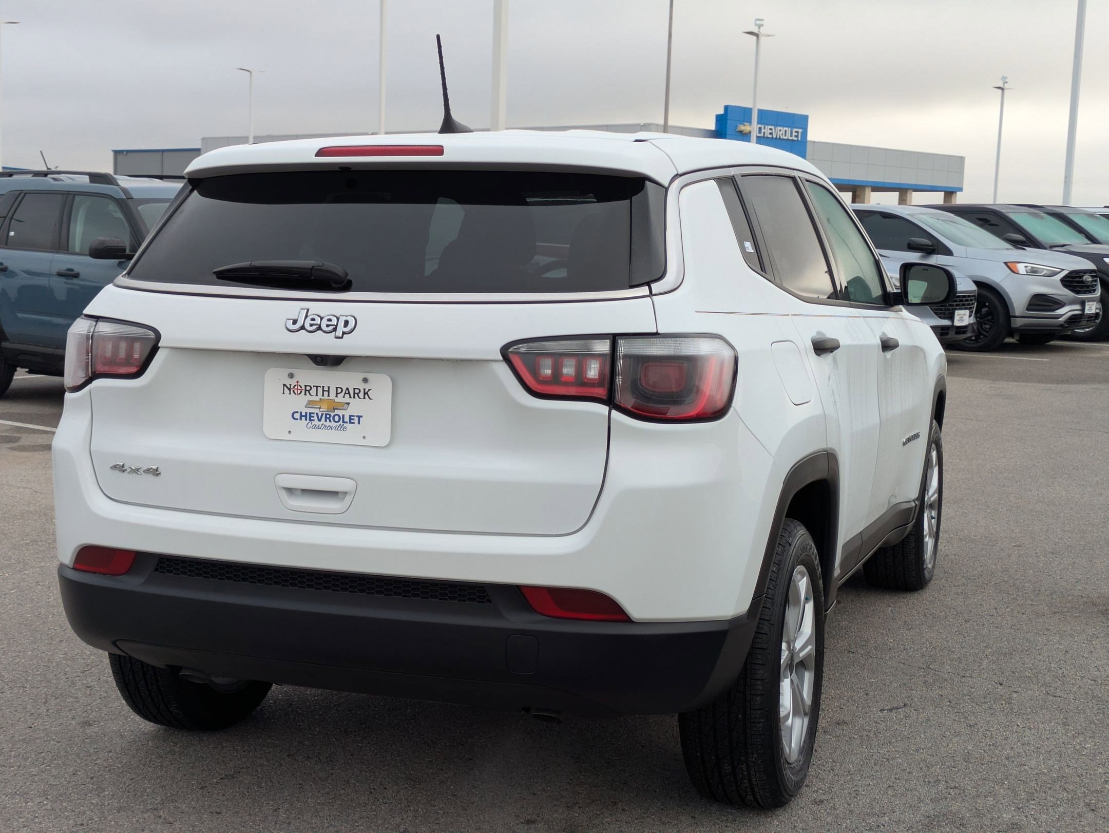 Used 2025 Jeep Compass Sport image 3