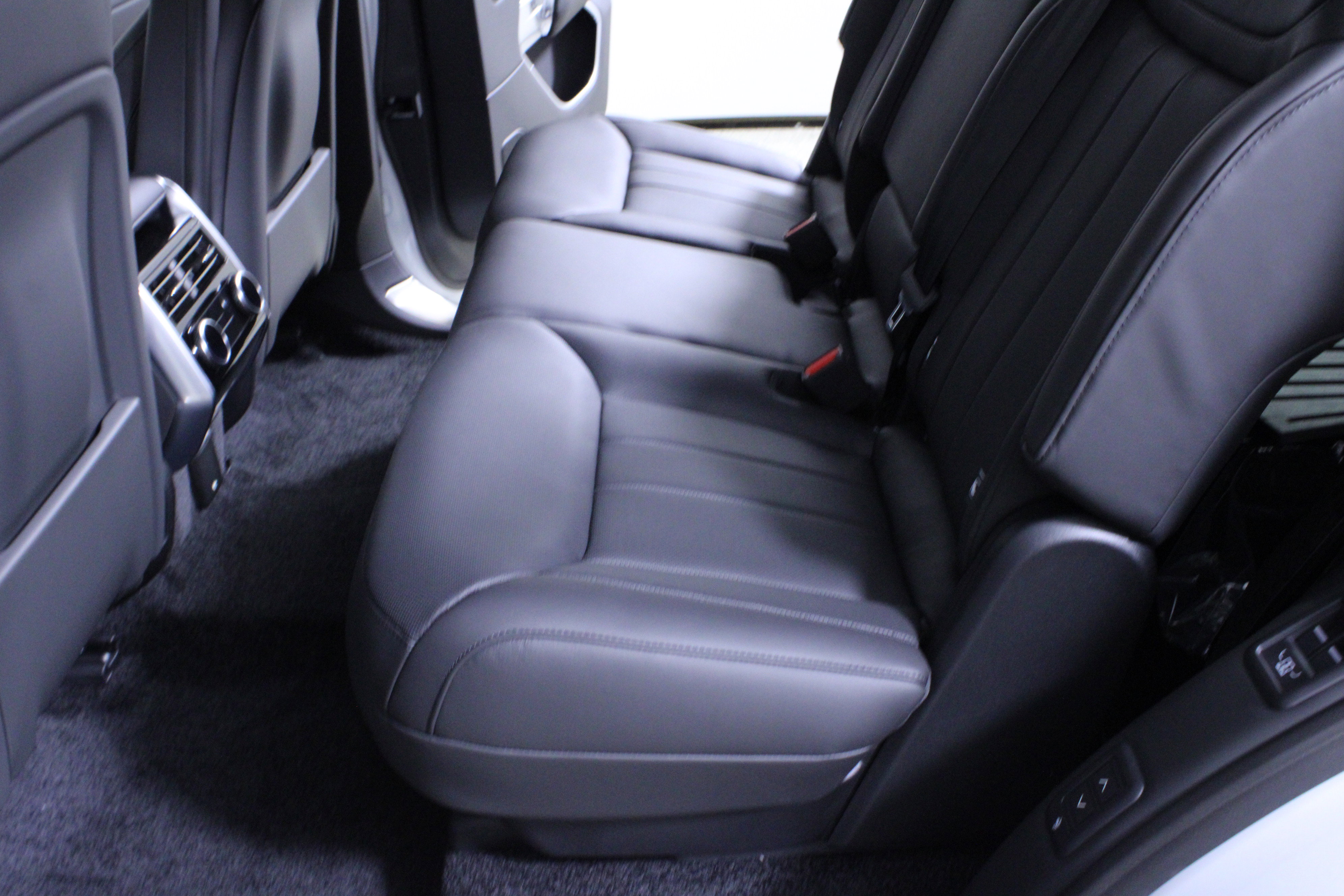New 2026 Land Rover Range Rover Long Wheelbase SE image 10