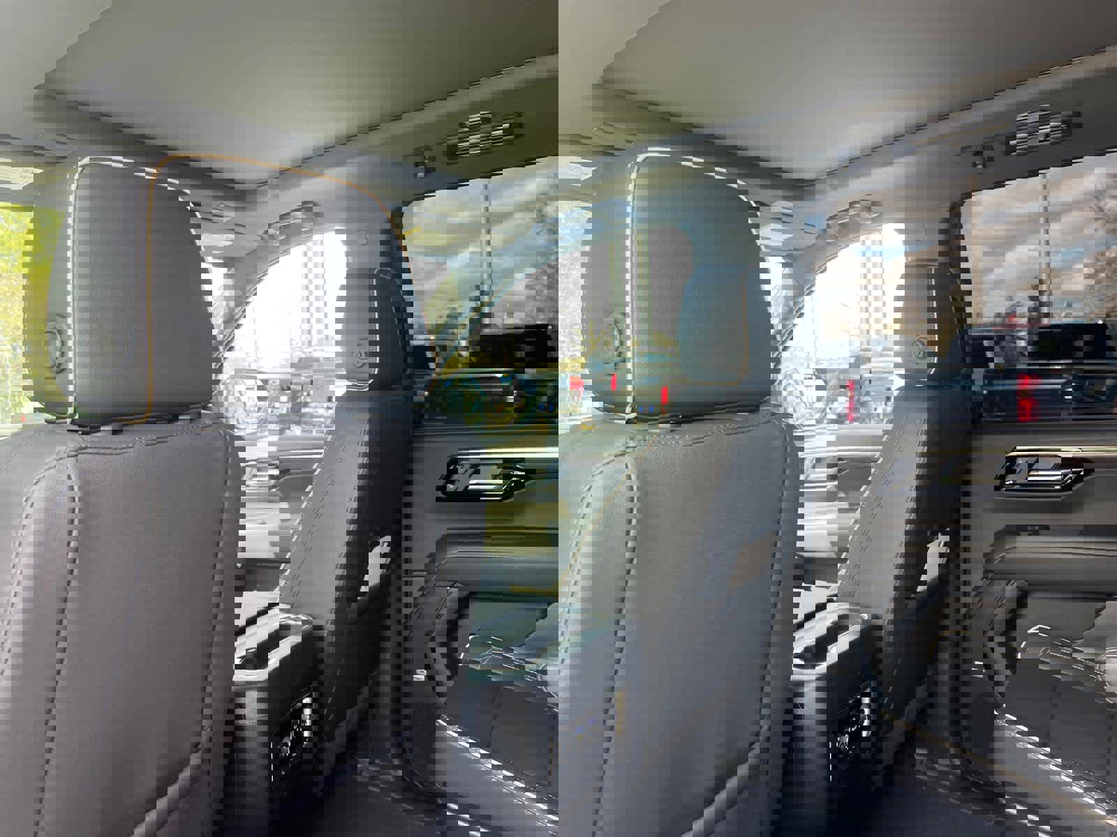 Certified 2025 Chevrolet Suburban Premier w/ Sun And Tow Package image 32