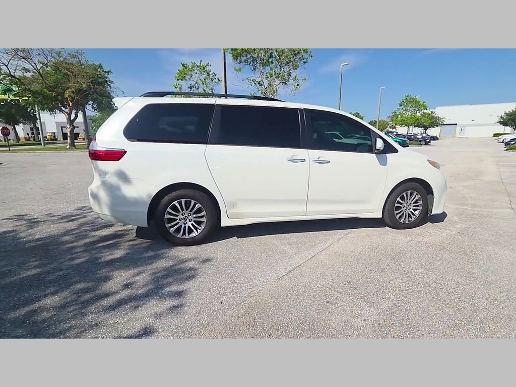 Used 2020 Toyota Sienna XLE FWD image 3