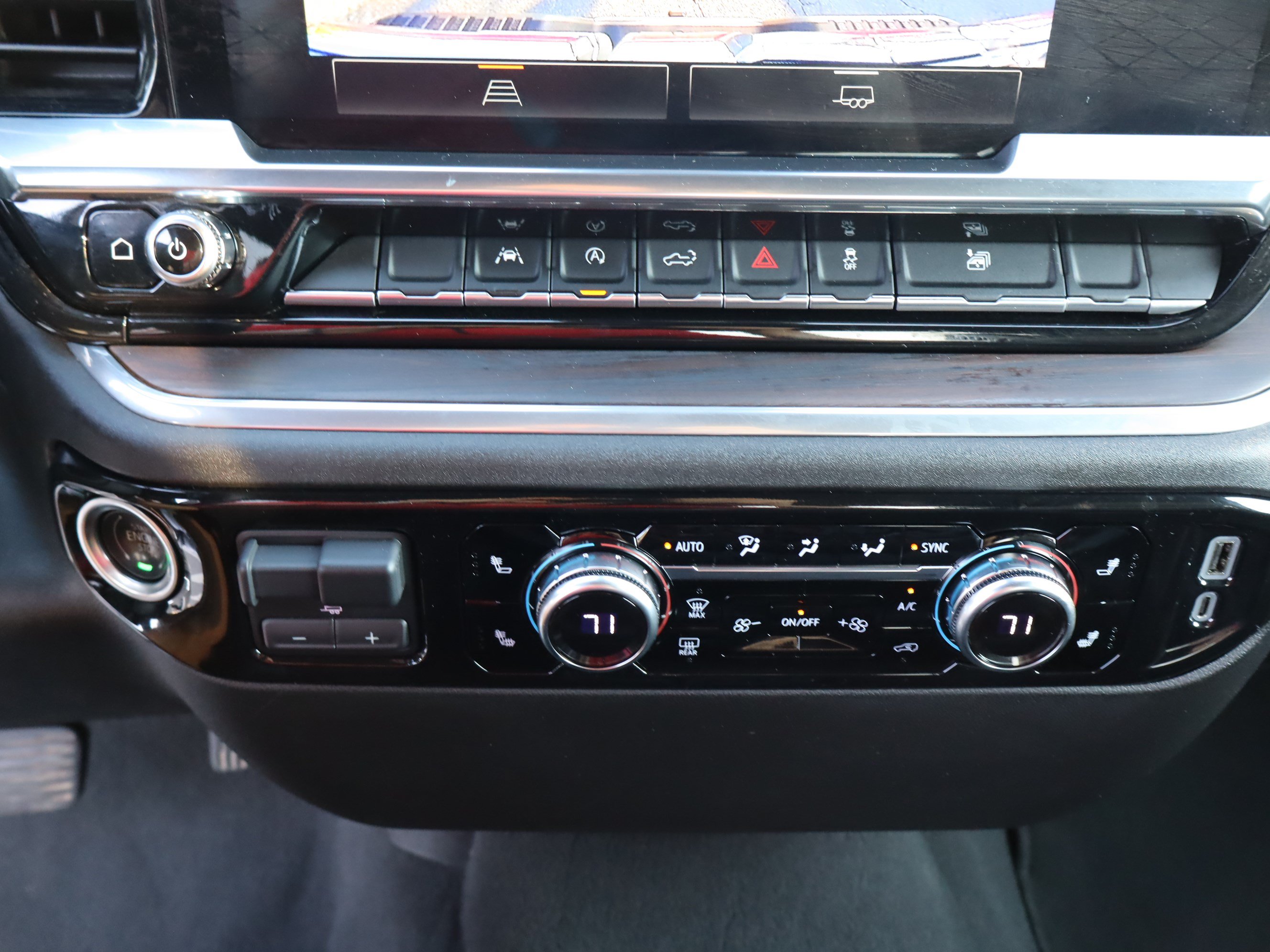 Used 2025 GMC Sierra 1500 SLT AWD/4WD image 28