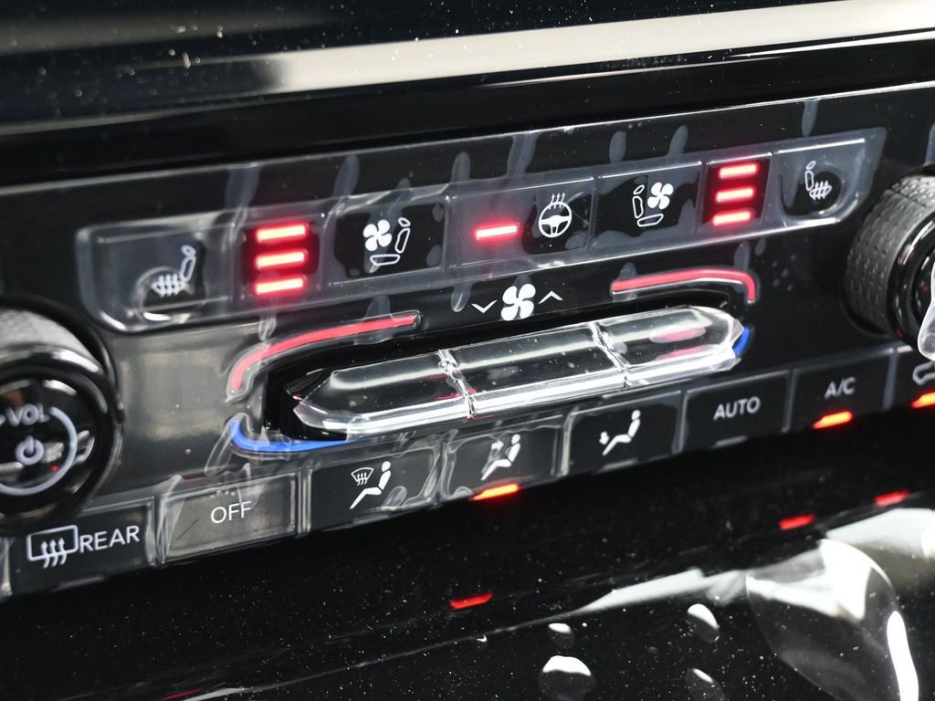 Used 2024 Jeep Grand Cherokee Overland w/ Luxury Tech Group IV image 18