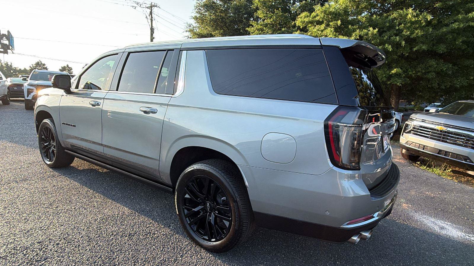 Used 2025 Chevrolet Suburban Premier AWD/4WD image 10
