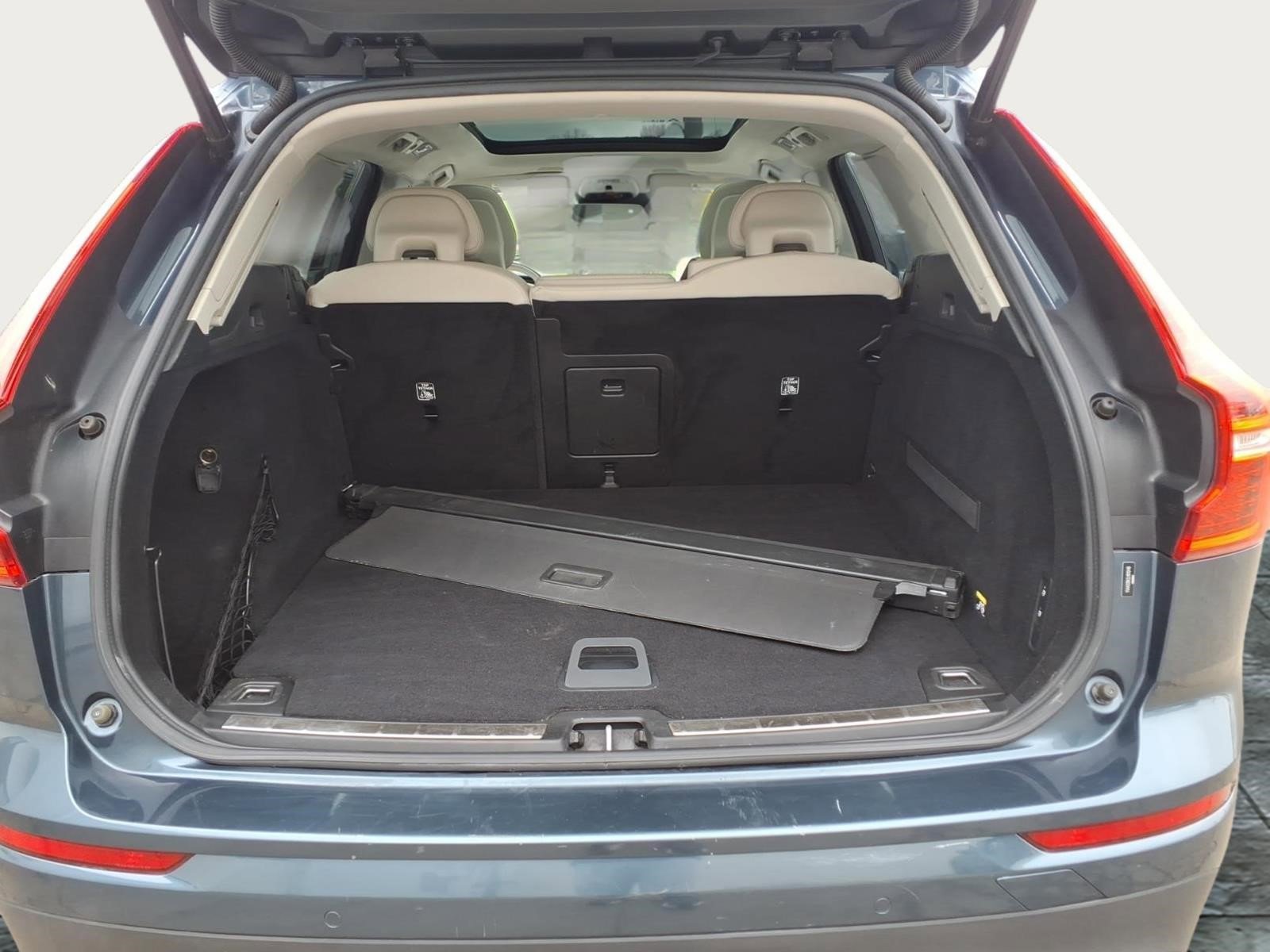 Used 2018 Volvo XC60 T6 Momentum w/ Convenience Package image 16