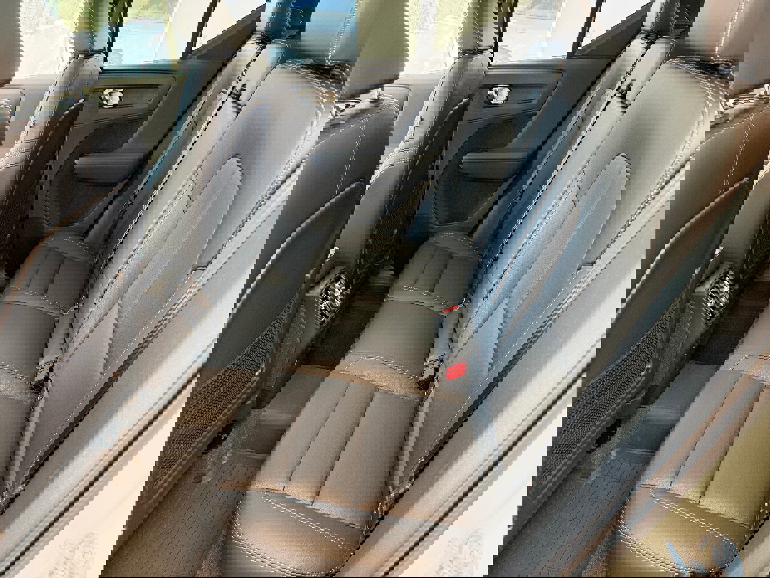 Certified 2025 Volvo XC40 B5 Plus image 26