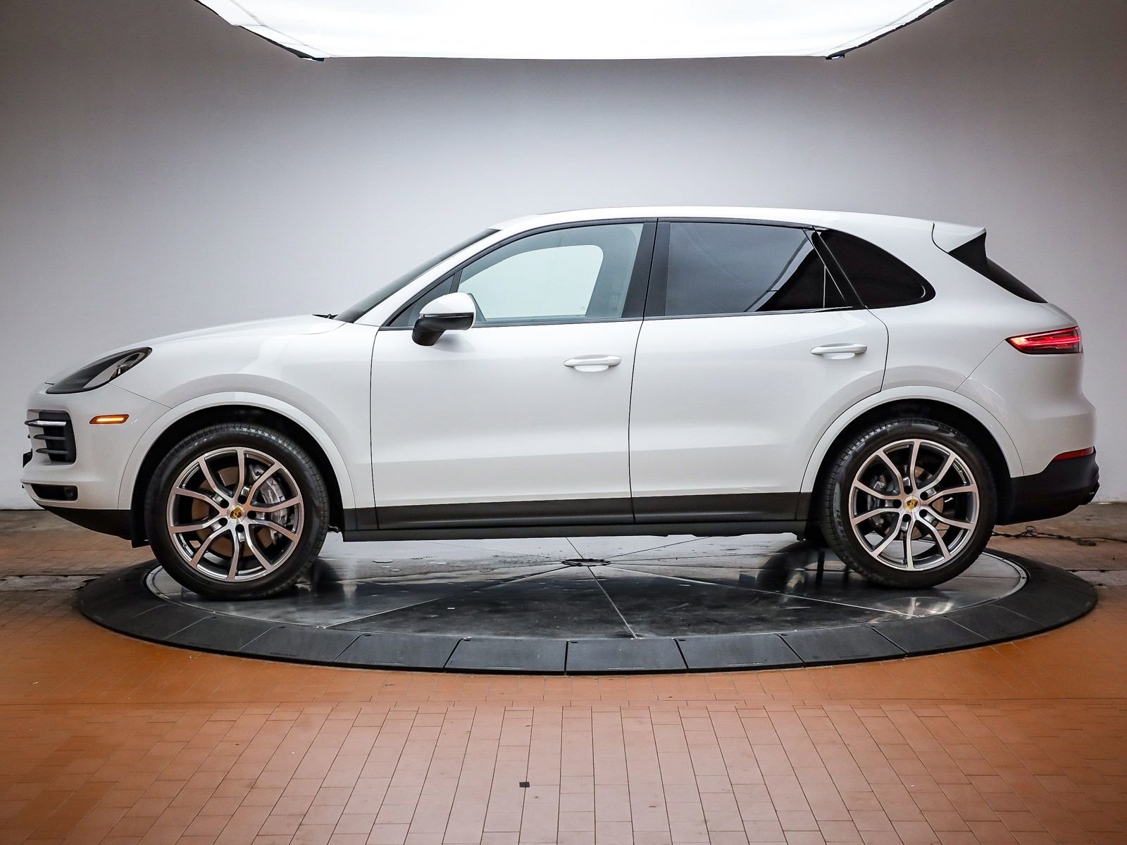 Certified 2022 Porsche Cayenne Platinum Edition image 2
