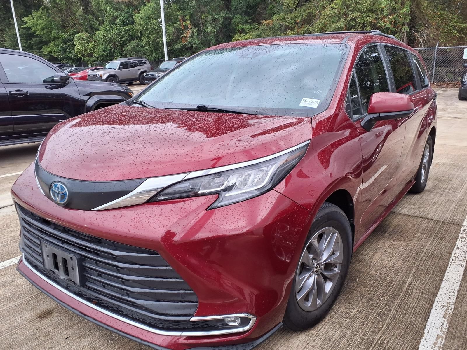 Used 2023 Toyota Sienna XLE FWD image 4