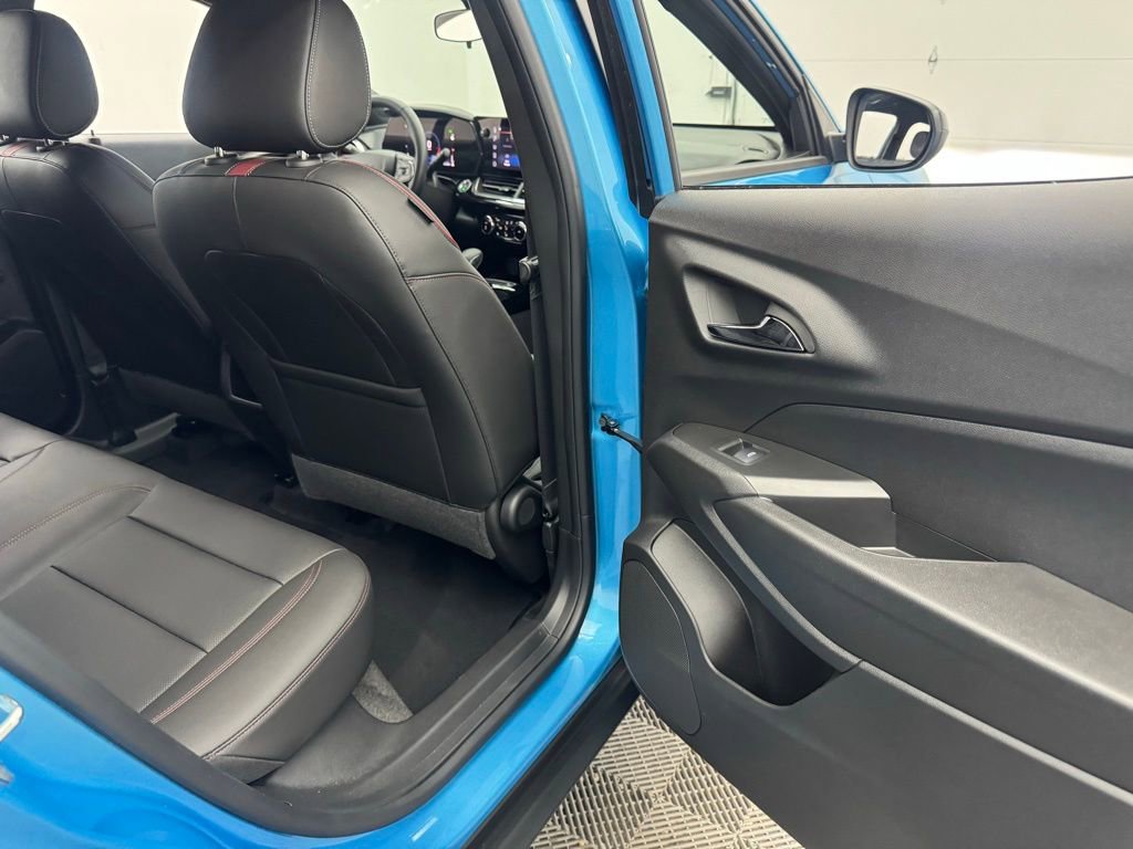Used 2025 Chevrolet Trax RS FWD image 32