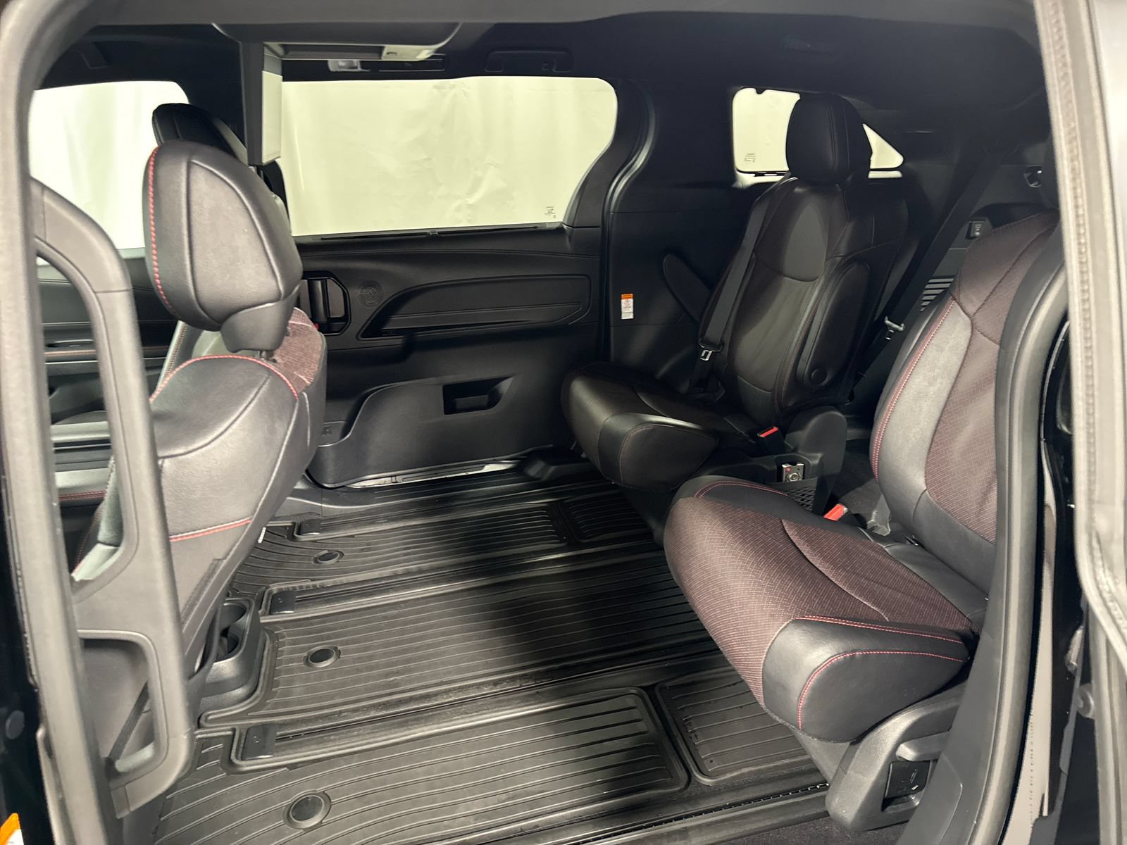 Used 2025 Toyota Sienna XSE w/ XSE Premium Package AWD/4WD image 5