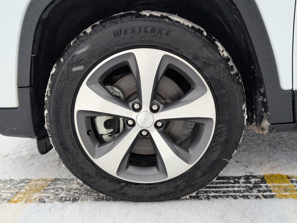 Used 2021 Jeep Cherokee Limited image 11