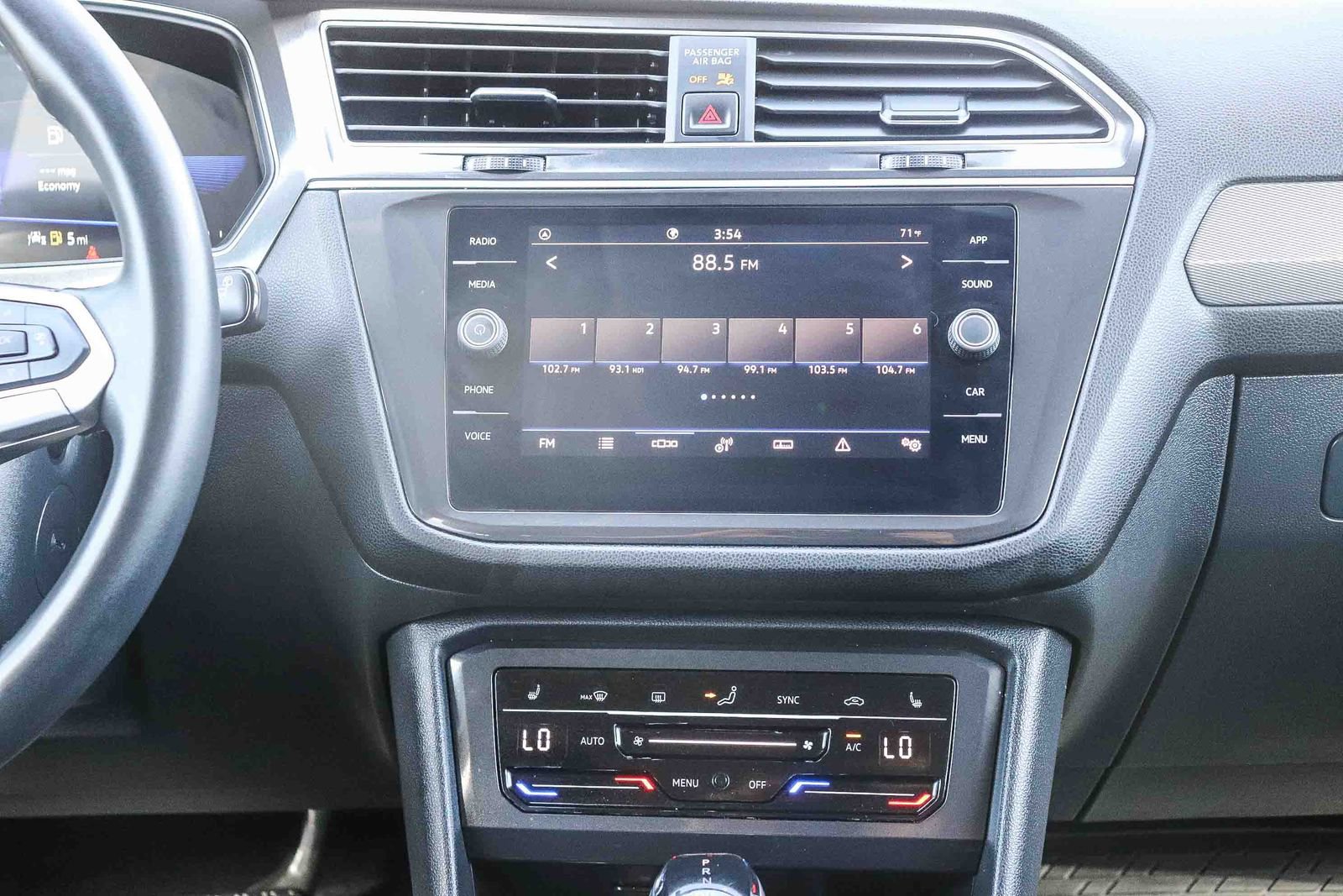 Used 2024 Volkswagen Tiguan SE FWD image 16