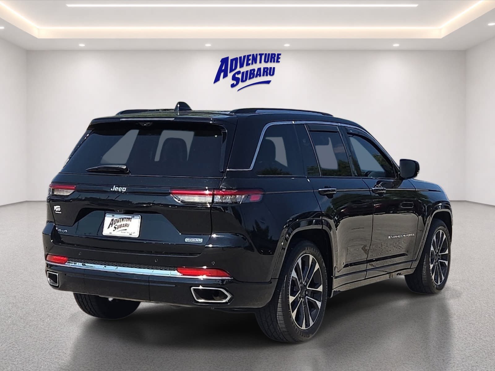 Used 2023 Jeep Grand Cherokee Overland w/ Luxury Tech Group IV AWD/4WD image 6