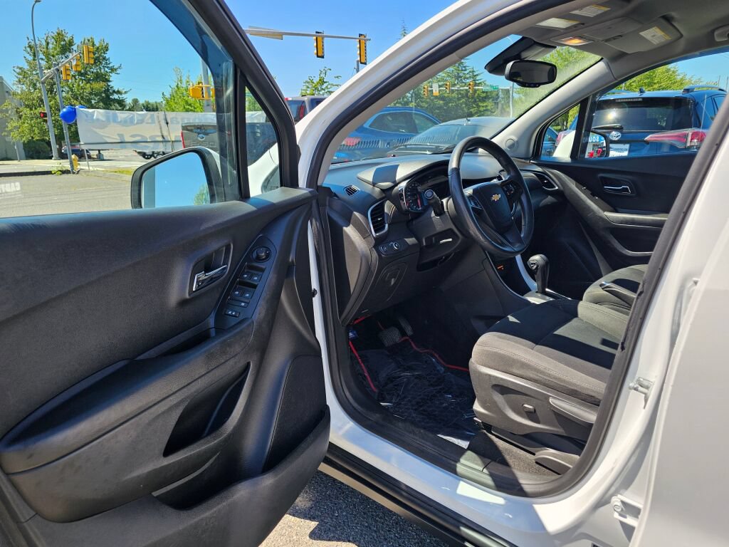 Used 2022 Chevrolet Trax LS w/ Tint and Cruise Package AWD/4WD image 14