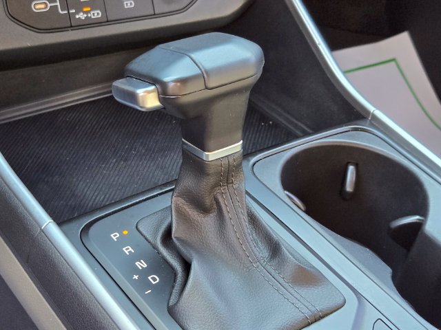Used 2025 Kia Carnival FWD image 30