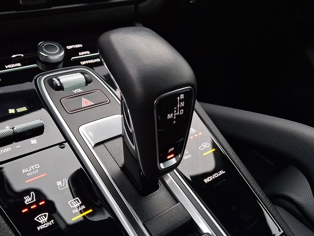 Used 2023 Porsche Cayenne w/ Premium Package image 12