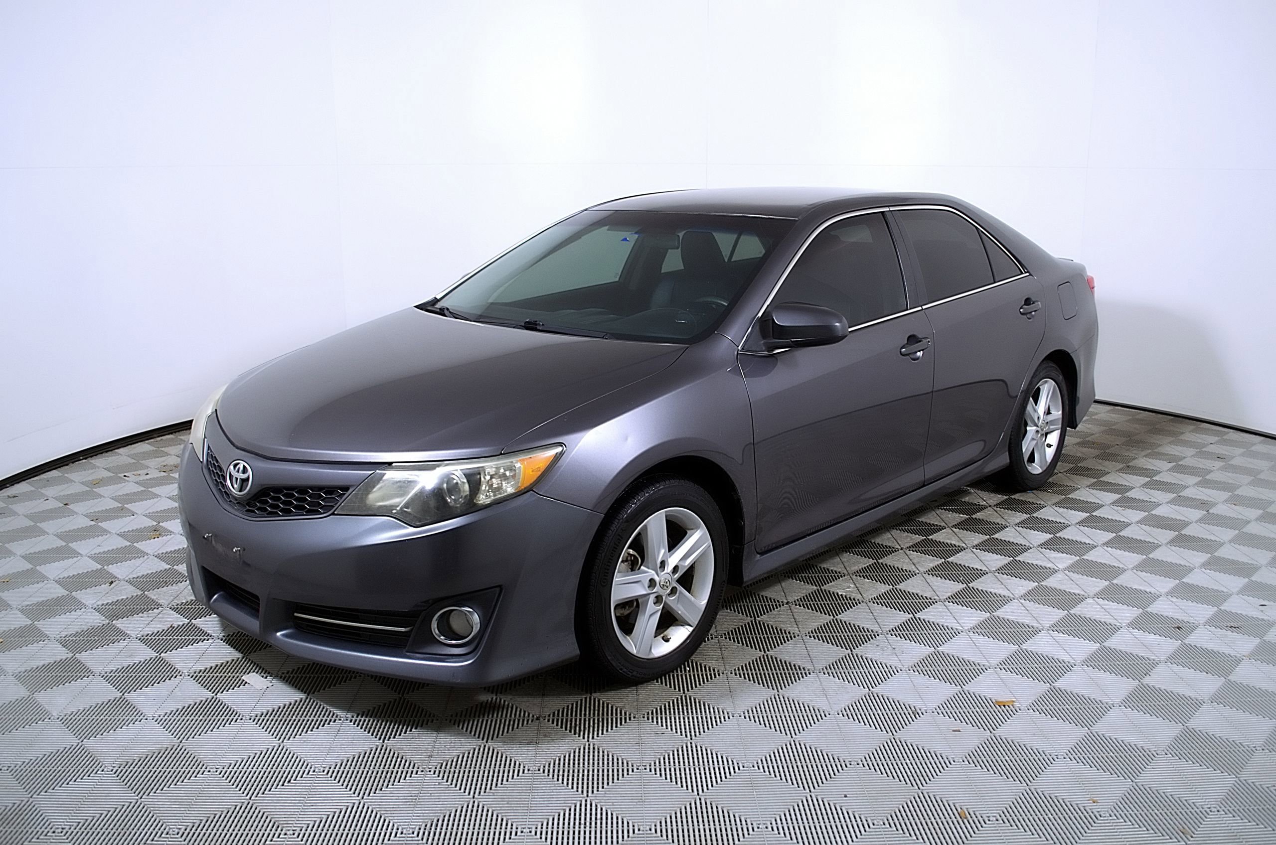 Used 2014 Toyota Camry SE FWD image 4