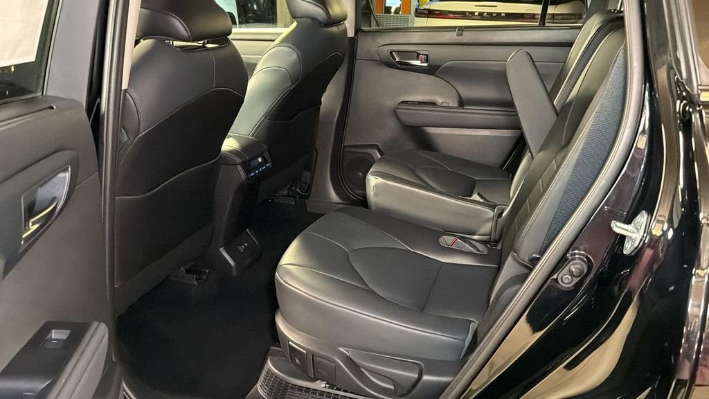 Used 2021 Toyota Highlander XLE image 16