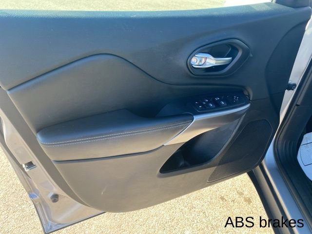 Used 2019 Jeep Cherokee Latitude w/ Popular Appearance Group image 21