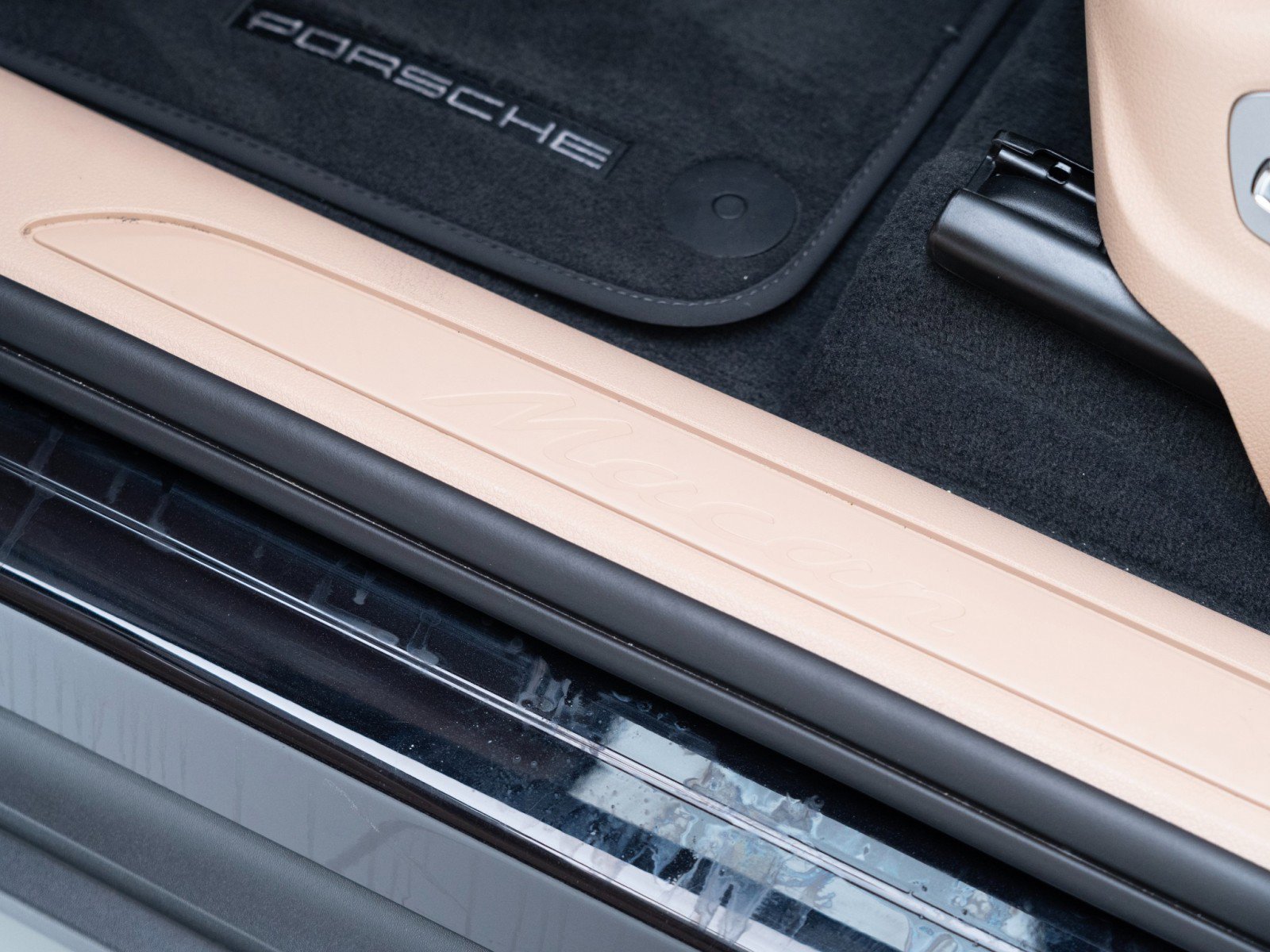 Certified 2025 Porsche Macan image 14