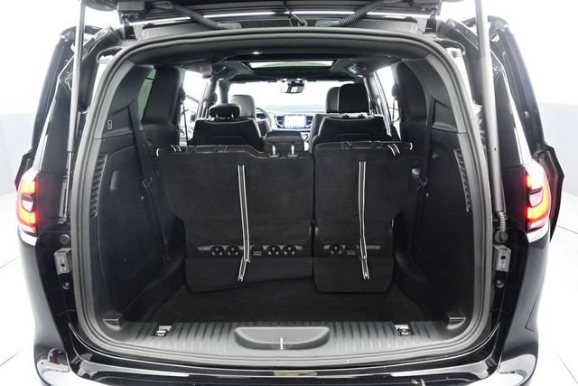 Used 2026 Chrysler Pacifica Limited FWD image 16