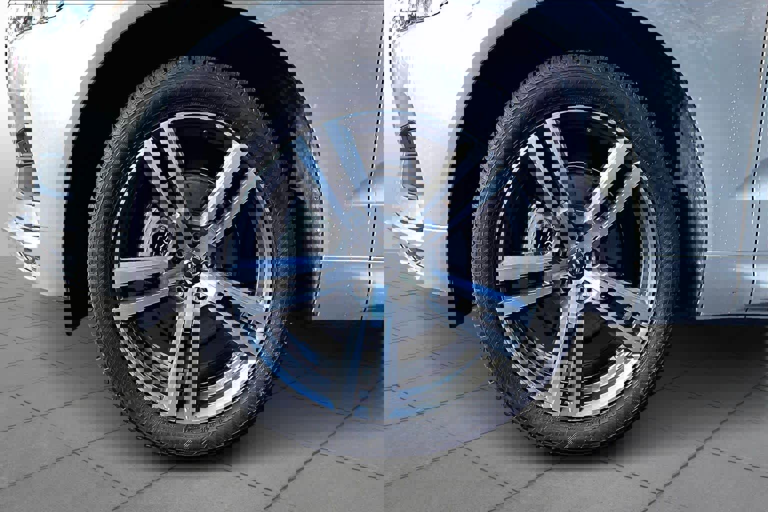 Used 2021 Volvo XC60 T5 Momentum w/ Premium Package AWD/4WD image 11