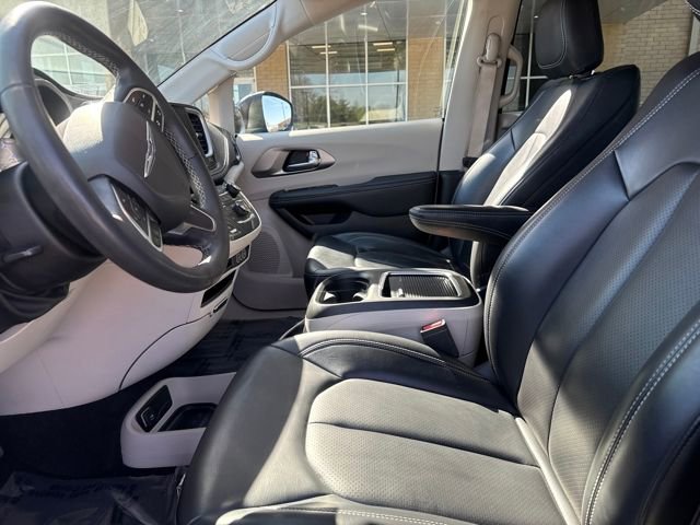Used 2023 Chrysler Pacifica Touring-L image 8