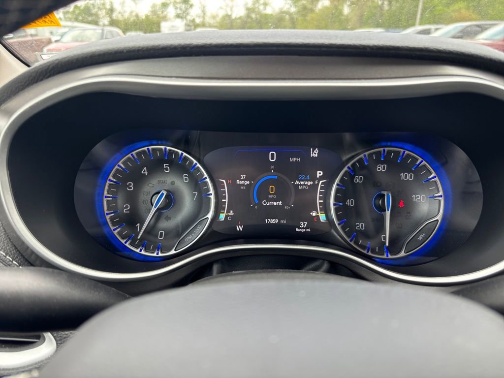 Used 2024 Chrysler Pacifica Touring-L FWD image 17