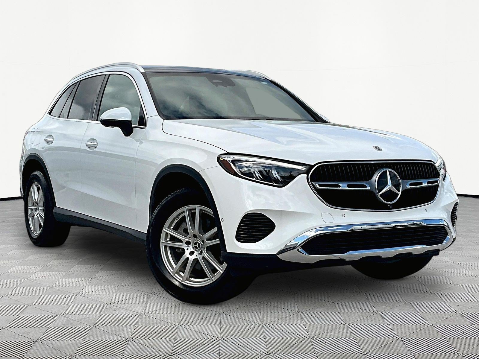 Used 2025 Mercedes-Benz GLC 300 4MATIC image 3