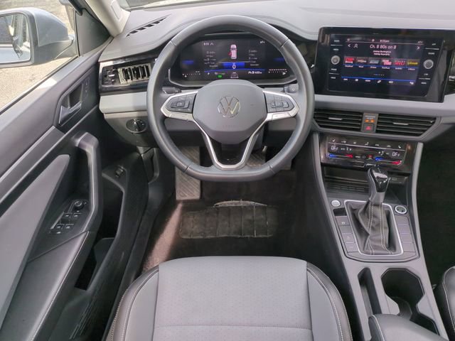 Used 2025 Volkswagen Jetta SE FWD image 17