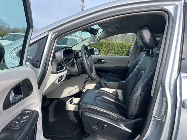 Used 2024 Chrysler Pacifica Touring-L image 14