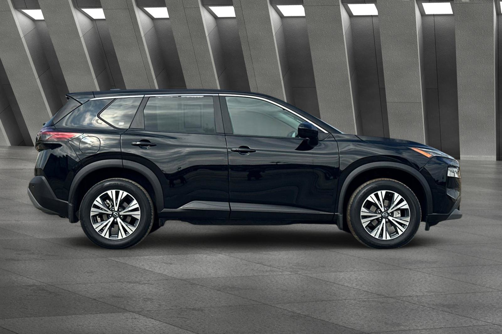 Used 2023 Nissan Rogue SV image 3