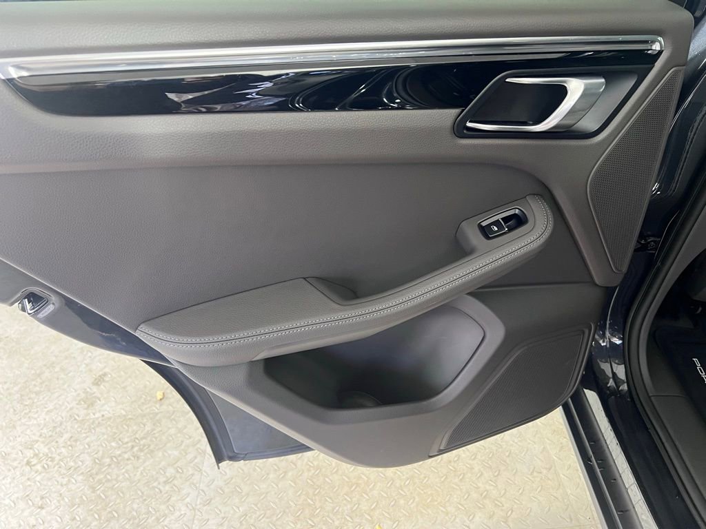 Certified 2025 Porsche Macan image 30