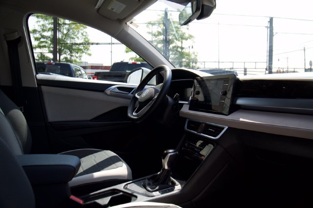 Used 2025 Volkswagen Taos SE w/ Panoramic Sunroof Package FWD image 26