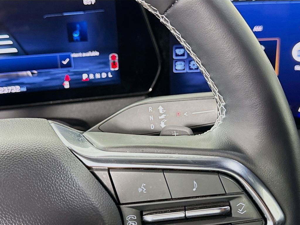 Used 2025 Chevrolet Traverse LT image 18