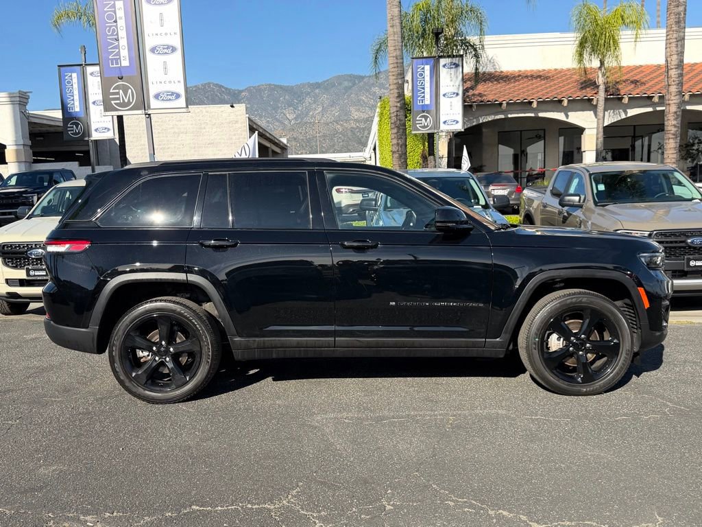 Used 2023 Jeep Grand Cherokee Altitude image 9