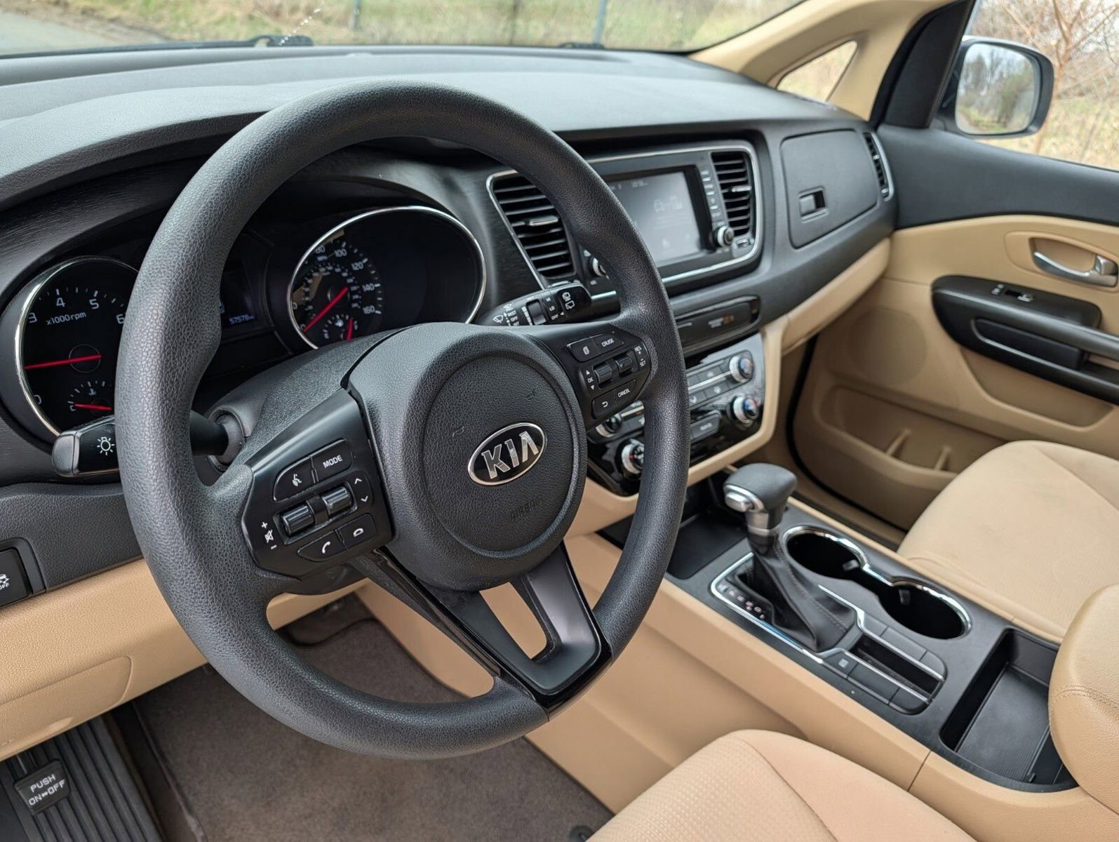 Used 2019 Kia Sedona LX image 25
