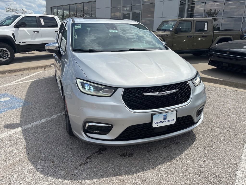 Used 2023 Chrysler Pacifica Limited image 9