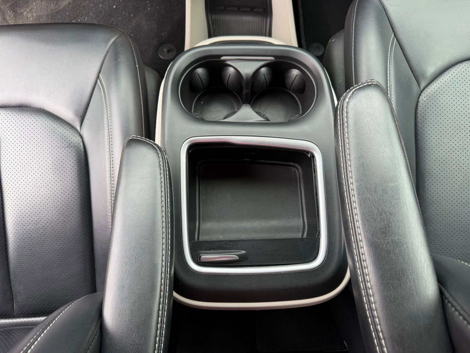 Used 2023 Chrysler Pacifica Touring-L image 28