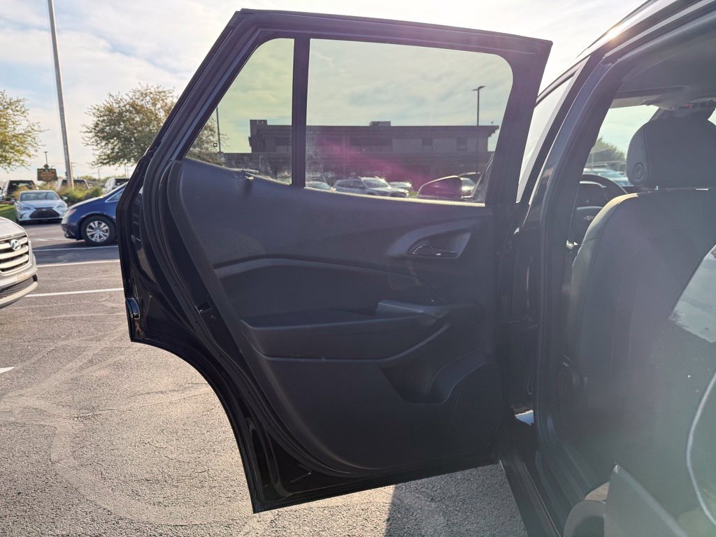 Used 2025 Chevrolet Trax LT FWD image 12