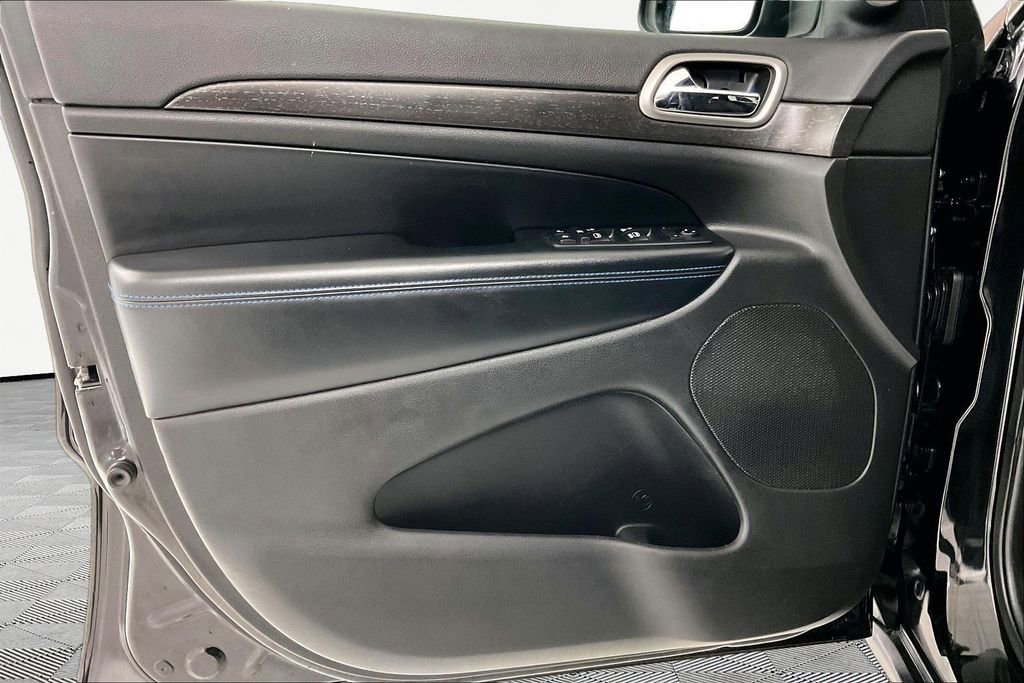 Used 2018 Jeep Grand Cherokee Laredo AWD/4WD image 18